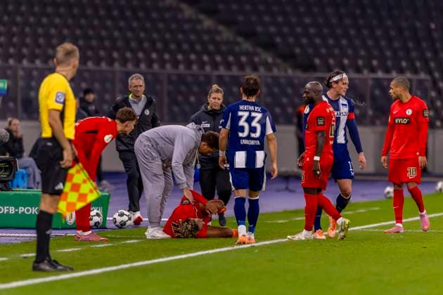 Berlin, Germany 28 October 2025 DFB Pokal 2025 2026 Hertha BSC Berlin vs SV Elversberg In the picture Bambase Conte SVE after duel on the ground DFB regulations prohibit any use of photographs as image sequences and or quasi video Olympiastadion Berlin Copyright: xFotostandx xSchäferx
