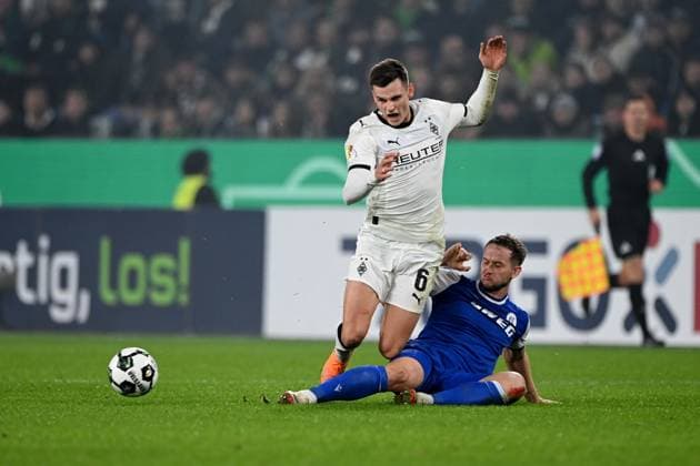 Yannik ENGELHARDT MG vs Christoph KOBALD KA Action, Duel, Soccer, DFB Pokal, 2 Hauptrunde, Borussia Moenchengladbach MG Karlsruher SC KA 3 1 am 28 10 2025 im Borussiapark Moenchengladbach Deutschland DFL regulations prohibit any use of photographs as image sequences and or quasi video Â
