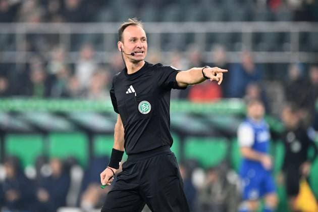 Referee Bastian DANKERT gestures, gesticulates, Football, DFB Cup, 2nd main round, Borussia Moenchengladbach MG Karlsruher SC KA 3 1 on 28 10 2025 at Borussiapark Moenchengladbach Germany DFL regulations prohibit any use of photographs as image sequences and or quasi video Â