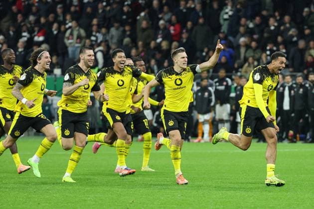 Soccer DFB Pokal Eintracht Frankfurt Borussia Dortmund on 28 10 2025 at Deutsche Bank Park in Frankfurt Cheering and joy about the victory in the penalty shootout at the team of Borussia Dortmund among others Fabio Silva Dortmund 21 , Niklas Süle Suele Dortmund 25 , Jobe Bellingham Dortmund 7 , Nico Schlotterbeck Dortmund 4 , Felix Nmecha Dortmund 8 MH