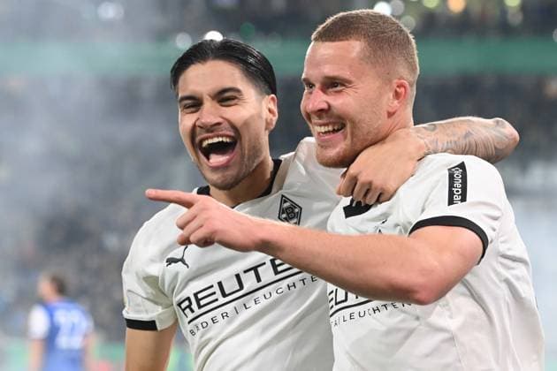 Nico ELVEDI MG cheers after his goal to 2 0, cheers, jubilation, joy, cheers, with Kevin DIKS MG Football, DFB Cup, 2nd main round, Borussia Moenchengladbach MG Karlsruher SC KA 3 1 on 28 10 2025 at Borussiapark Moenchengladbach Germany DFL regulations prohibit any use of photographs as image sequences and or quasi video Â