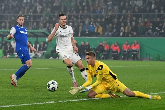 Goalkeeper Hans Christian BERNAT KA saves a goal chance from Haris TABAKOVIC MG Action, duel, Football, DFB Pokal, 2nd main round, Borussia Moenchengladbach MG Karlsruher SC KA 3 1 on 28 10 2025 at Borussiapark Moenchengladbach Germany DFL regulations prohibit any use of photographs as image sequences and or quasi video Â