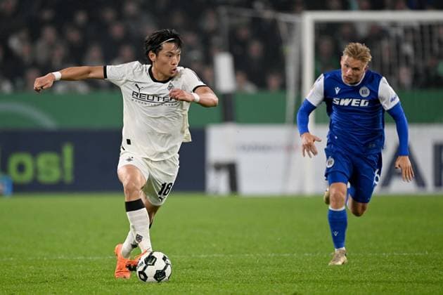 Shuto MACHINO MG vs Andreas MUELLER Müller, KA action, duel, football, DFB Pokal, 2nd main round, Borussia Moenchengladbach MG Karlsruher SC KA 3 1 on 28 10 2025 at Borussiapark Moenchengladbach Germany DFL regulations prohibit any use of photographs as image sequences and or quasi video Â