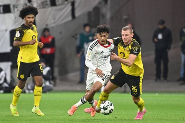 Nathaniel BROWN Eintracht Frankfurt , action,duel against Julian RYERSON Borussia Dortmund LI Karim ADEYEMI Borussia Dortmund Football DFB Pokal , 2 Round Eintracht Frankfurt Borussia Dortmund 2 4 i E on 28 10 2025 , DEUTSCHE BANK PARK Season 2025 2026,
