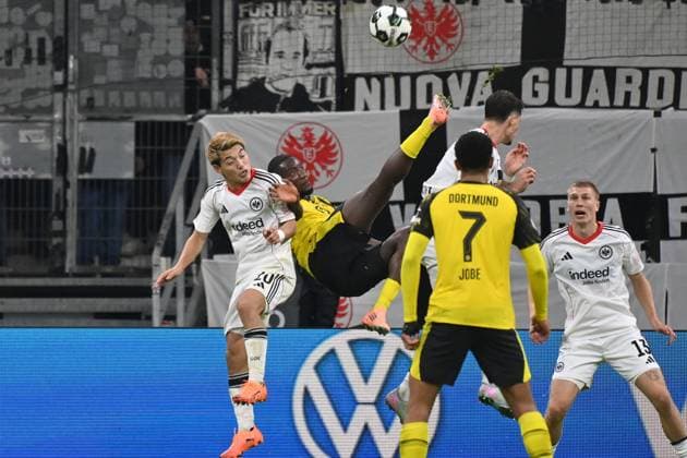 Goal chance Serhou GUIRASSY DO , action,duel against Ritsu DOAN Eintracht Frankfurt and Robin KOCH Eintracht Frankfurt re Rasmus KRISTENSEN Eintracht Frankfurt Football DFB Pokal , 2 round Eintracht Frankfurt Borussia Dortmund 2 4 i E on 28 10 2025 , DEUTSCHE BANK PARK season 2025 2026,