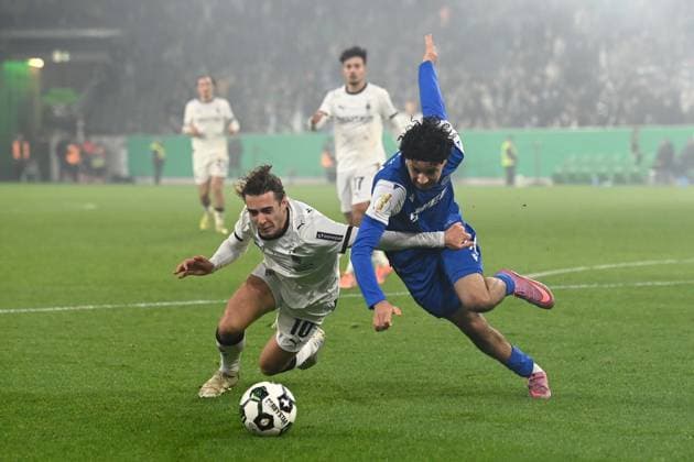 Florian NEUHAUS MG vs Eymen LAGHRISSI KA Action, Duel, Soccer, DFB Pokal, 2 Hauptrunde, Borussia Moenchengladbach MG Karlsruher SC KA 3 1 am 28 10 2025 im Borussiapark Moenchengladbach Deutschland DFL regulations prohibit any use of photographs as image sequences and or quasi video Â