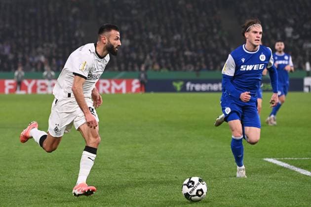 Franck HONORAT MG vs David HEROLD KA action, duel, football, DFB Pokal, 2nd main round, Borussia Moenchengladbach MG Karlsruher SC KA 3 1 on 28 10 2025 at Borussiapark Moenchengladbach Germany DFL regulations prohibit any use of photographs as image sequences and or quasi video Â