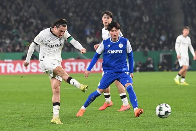 Rocco REITZ MG vs Shio FUKUDA KA Action, Duel, Soccer, DFB Pokal, 2 Main Round, Borussia Moenchengladbach MG Karlsruher SC KA 3 1 on 28 10 2025 at Borussiapark Moenchengladbach Germany DFL regulations prohibit any use of photographs as image sequences and or quasi video Â