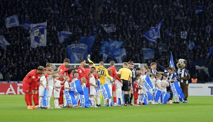 Welcome of the teams before the start of the match Sport Soccer Football DFB Pokal 2 Round Men Season 2025 2026 28 10 2025 Hertha BSC Berlin vs SV Elversberg DFL regulations prohibit any use of photographs as image sequences and or quasi video