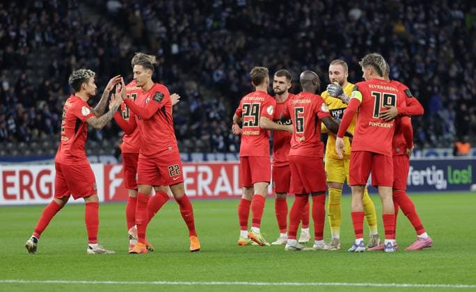 Nicholas Mickelson, Younes Ebnoutalib, Tom Zimmerschied, Amara Conde, goalkeeper Nicolas Kristof, Lukas Pinckert high-fiving before the start of the match Sport Football Soccer DFB Pokal 2 Runde Herren Saison 2025 2026 28 10 2025 Hertha BSC Berlin vs SV Elversberg DFL regulations prohibit any use of photographs as image sequences and or quasi video