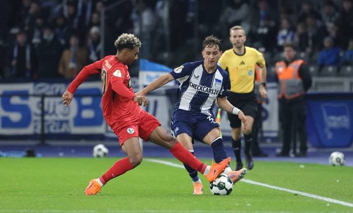 Bambase Conte, Michal Karbownik duel match scene action sport soccer soccer DFB Pokal 2 round men season 2025 2026 28 10 2025 Hertha BSC Berlin vs SV Elversberg DFL regulations prohibit any use of photographs as image sequences and or quasi video