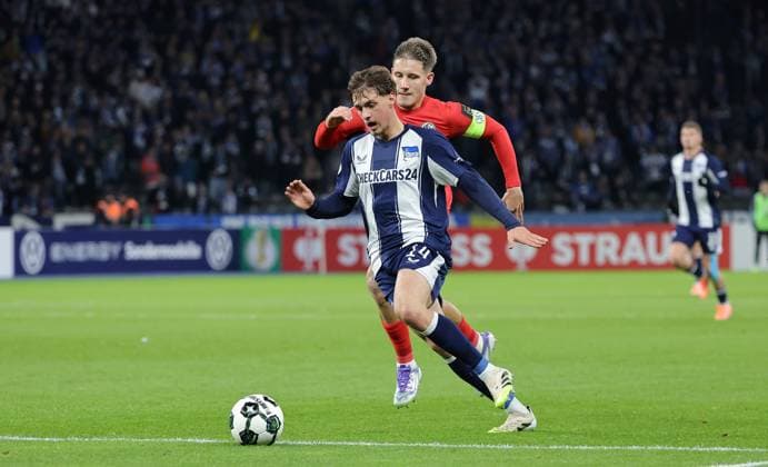 Maurice Krattenmacher on the ball, Lukas Pinckert duel Match scene Action Sport Soccer Football DFB Cup 2nd round Mens season 2025 2026 28 10 2025 Hertha BSC Berlin vs SV Elversberg DFL regulations prohibit any use of photographs as image sequences and or quasi video