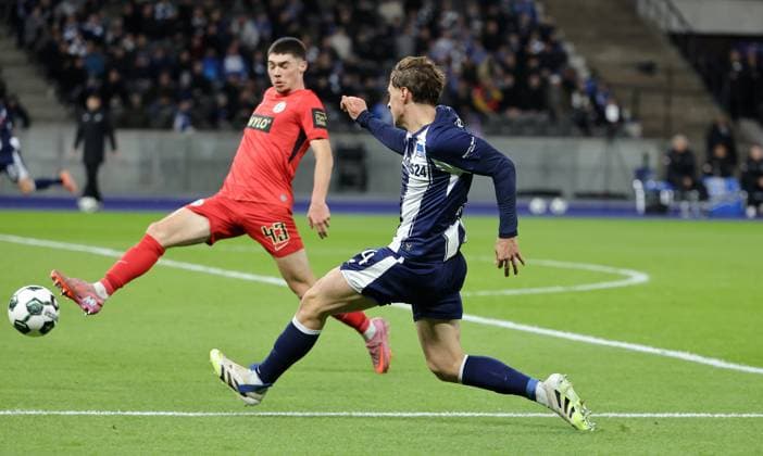 Felix Keidel, Maurice Krattenmacher flanks duel Match scene Action Sport Soccer Football DFB Pokal 2 Round Men Season 2025 2026 28 10 2025 Hertha BSC Berlin vs SV Elversberg DFL regulations prohibit any use of photographs as image sequences and or quasi video