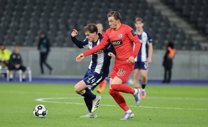 Maurice Krattenmacher on the ball, Lukas Petkov duel Match scene Action Sport Soccer Football DFB Pokal 2 Round Men Season 2025 2026 28 10 2025 Hertha BSC Berlin vs SV Elversberg DFL regulations prohibit any use of photographs as image sequences and or quasi video