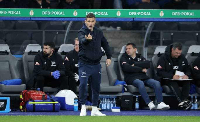 Coach Stefan Leitl pointing, gesticulating Single image Crop action Sport Soccer Football DFB Pokal 2 Round Men Season 2025 2026 28 10 2025 Hertha BSC Berlin vs SV Elversberg DFL regulations prohibit any use of photographs as image sequences and or quasi video