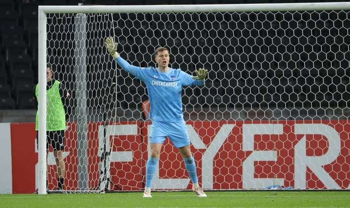 Goalkeeper Tjark Ernst pointing, gesticulating Single image Crop action Sport Soccer Football DFB Pokal 2 Round Men Season 2025 2026 28 10 2025 Hertha BSC Berlin vs SV Elversberg DFL regulations prohibit any use of photographs as image sequences and or quasi video