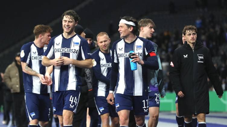 Sebastian Grönning , Linus Gechter, Jon Dagur Thorsteinsson, Fabian Reese, Kennet Eichhorn, Maurice Krattenmacher, Hertha team at the lap of honor after the end of the game Joy Emotion Cheers Final cheers Sport Football Soccer DFB Pokal 2 Round Men Season 2025 2026 28 10 2025 Hertha BSC Berlin vs SV Elversberg DFL regulations prohibit any use of photographs as image sequences and or quasi video