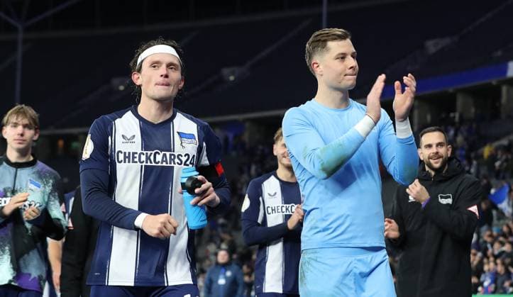 Fabian Reese, goalkeeper Tjark Ernst, Hertha team at the lap of honor after the end of the game Joy Emotion Cheers Final cheers Sport Soccer Football DFB Pokal 2 Round Men Season 2025 2026 28 10 2025 Hertha BSC Berlin vs SV Elversberg DFL regulations prohibit any use of photographs as image sequences and or quasi video