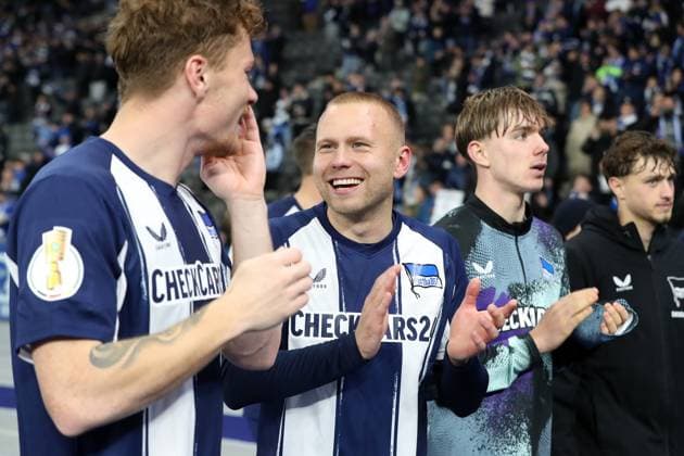 Sebastian Grönning, Jon Dagur Thorsteinsson, Kennet Eichhorn, Hertha team at the lap of honor after the end of the match Joy Emotion Cheers Final cheers Sport Football Soccer DFB Pokal 2 Round Men Season 2025 2026 28 10 2025 Hertha BSC Berlin vs SV Elversberg DFL regulations prohibit any use of photographs as image sequences and or quasi video