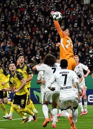 28.10.2025, xjhx, Fussball DFB Pokal 2.Runde, Eintracht Frankfurt - Borussia Dortmund v.l. Marcel Sabitzer (Borussia Dortmund), Arthur Theate (Eintracht Frankfurt), Michael Zetterer (Eintracht Frankfurt), Ansgar Knauff (Eintracht Frankfurt) (DFL DFB REGULATIONS PROHIBIT ANY USE OF PHOTOGRAPHS as IMAGE SEQUENCES and or QUASI-VIDEO) Frankfurt am Main