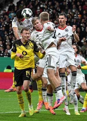 28 10 2025, xjhx, Fußball DFB Pokal 2 Runde, Eintracht Frankfurt Borussia Dortmund v l Maximilian Beier Borussia Dortmund , Fares Chaibi Eintracht Frankfurt ,Jonathan Jonny Burkardt Eintracht Frankfurt ,Rasmus Kristensen Eintracht Frankfurt ,Robin Koch Eintracht Frankfurt DFL DFB REGULATIONS PROHIBIT ANY USE OF PHOTOGRAPHS as IMAGE SEQUENCES and or QUASI VIDEO Frankfurt am Main