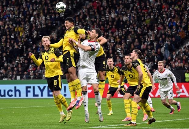 28 10 2025, xjhx, Fußball DFB Pokal 2 Runde, Eintracht Frankfurt Borussia Dortmund v l Julian Brandt Borussia Dortmund ,Jobe Bellingham Borussia Dortmund , Robin Koch Eintracht Frankfurt DFL DFB REGULATIONS PROHIBIT ANY USE OF PHOTOGRAPHS as IMAGE SEQUENCES and or QUASI VIDEO Frankfurt am Main