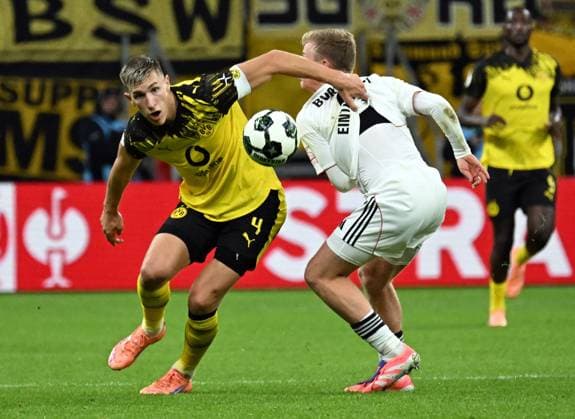 28 10 2025, xjhx, Fußball DFB Pokal 2 Runde, Eintracht Frankfurt Borussia Dortmund v l Nico Schlotterbeck Borussia Dortmund , Jonathan Jonny Burkardt Eintracht Frankfurt DFL DFB REGULATIONS PROHIBIT ANY USE OF PHOTOGRAPHS as IMAGE SEQUENCES and or QUASI VIDEO Frankfurt am Main