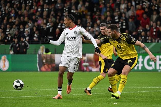 28 10 2025, xjhx, Fußball DFB Pokal 2 Runde, Eintracht Frankfurt Borussia Dortmund v l Jean Matteo Bahoya Eintracht Frankfurt , Niklas Suele Borussia Dortmund DFL DFB REGULATIONS PROHIBIT ANY USE OF PHOTOGRAPHS as IMAGE SEQUENCES and or QUASI VIDEO Frankfurt am Main