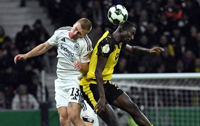 28 10 2025, xjhx, Fußball DFB Pokal 2 Runde, Eintracht Frankfurt Borussia Dortmund v l Rasmus Kristensen Eintracht Frankfurt , Serhou Guirassy Borussia Dortmund DFL DFB REGULATIONS PROHIBIT ANY USE OF PHOTOGRAPHS as IMAGE SEQUENCES and or QUASI VIDEO Frankfurt am Main