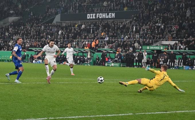 Haris Tabakovic Borussia Moenchengladbach scores the goal for 3 1 28 10 2025, Football DFB Pokal, Season 2025 2026, 2 Round, Borussia Mönchengladbach Karlsruher SC 3 1 DFB regulations prohibit any use of photographs as image sequences and or quasi video Moenchengladbach Borussia Park Nordrhein Westfalen Germany Team2
