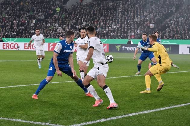 Shuto Machino Borussia Moenchengladbach , mi , scores the goal to 1 0 28 10 2025, Football DFB Pokal, Season 2025 2026, 2 Round, Borussia Mönchengladbach Karlsruher SC 3 1 DFB regulations prohibit any use of photographs as image sequences and or quasi video Moenchengladbach Borussia Park Nordrhein Westfalen Germany Team2