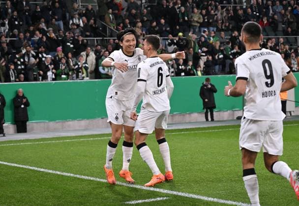 Cheers 1 0 Shuto Machino Borussia Moenchengladbach , Yannik Engelhardt Borussia Moenchengladbach , Franck Honorat Borussia Moenchengladbach , v li 28 10 2025, Football DFB Pokal, Season 2025 2026, 2 Round, Borussia Mönchengladbach Karlsruher SC 3 1 DFB regulations prohibit any use of photographs as image sequences and or quasi video Moenchengladbach Borussia Park Nordrhein Westfalen Germany Team2