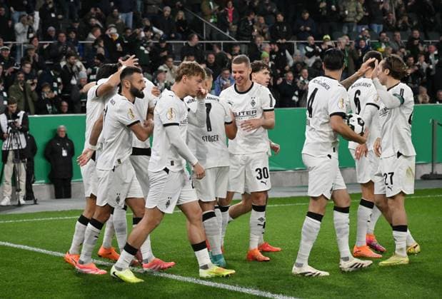 Gladbachs players celebrate Shuto Machinos 1 0 Borussia Moenchengladbach 28 10 2025, Football DFB Pokal, Season 2025 2026, 2 Round, Borussia Mönchengladbach Karlsruher SC 3 1 DFB regulations prohibit any use of photographs as image sequences and or quasi video Moenchengladbach Borussia Park Nordrhein Westfalen Germany Team2