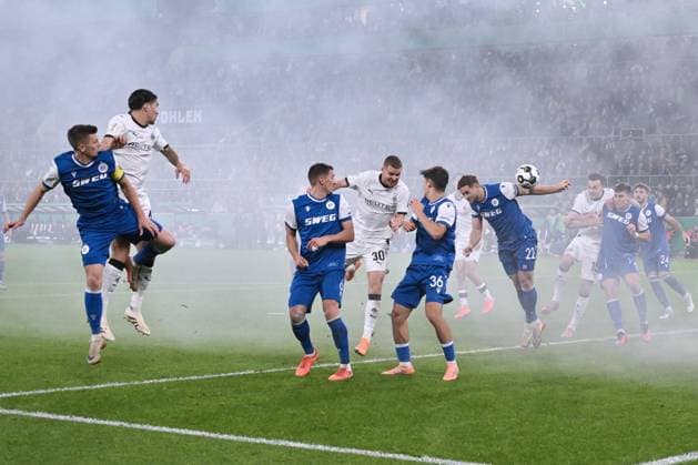 Nico Elvedi Borussia Moenchengladbach , mi , scores with this header the goal to 2 0 28 10 2025, Football DFB Pokal, Season 2025 2026, 2 Round, Borussia Mönchengladbach Karlsruher SC 3 1 DFB regulations prohibit any use of photographs as image sequences and or quasi video Moenchengladbach Borussia Park Nordrhein Westfalen Germany Team2