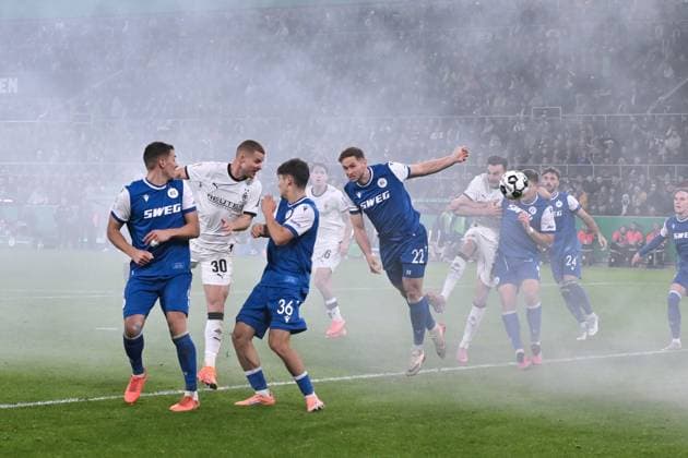 Nico Elvedi Borussia Moenchengladbach , 2 v li , scores the goal with this header to 2 0 28 10 2025, Football DFB Pokal, Season 2025 2026, 2 Round, Borussia Mönchengladbach Karlsruher SC 3 1 DFB regulations prohibit any use of photographs as image sequences and or quasi video Moenchengladbach Borussia Park Nordrhein Westfalen Germany Team2