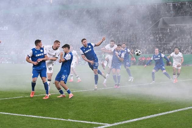 Nico Elvedi Borussia Moenchengladbach , 2 v li , scores the goal with this header to 2 0 28 10 2025, Football DFB Pokal, Season 2025 2026, 2 Round, Borussia Mönchengladbach Karlsruher SC 3 1 DFB regulations prohibit any use of photographs as image sequences and or quasi video Moenchengladbach Borussia Park Nordrhein Westfalen Germany Team2