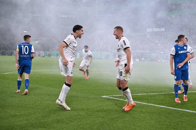 Jubel 2 0, Nico Elvedi Borussia Moenchengladbach , Kevin Diks Borussia Moenchengladbach , v re 28 10 2025, Fußball DFB Pokal, Saison 2025 2026, 2 Runde, Borussia Mönchengladbach Karlsruher SC 3 1 DFB regulations prohibit any use of photographs as image sequences and or quasi video Moenchengladbach Borussia Park Nordrhein Westfalen Germany Team2