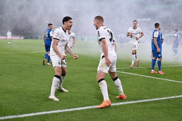Jubel 2 0, Nico Elvedi Borussia Moenchengladbach , Kevin Diks Borussia Moenchengladbach , v re 28 10 2025, Fußball DFB Pokal, Saison 2025 2026, 2 Runde, Borussia Mönchengladbach Karlsruher SC 3 1 DFB regulations prohibit any use of photographs as image sequences and or quasi video Moenchengladbach Borussia Park Nordrhein Westfalen Germany Team2
