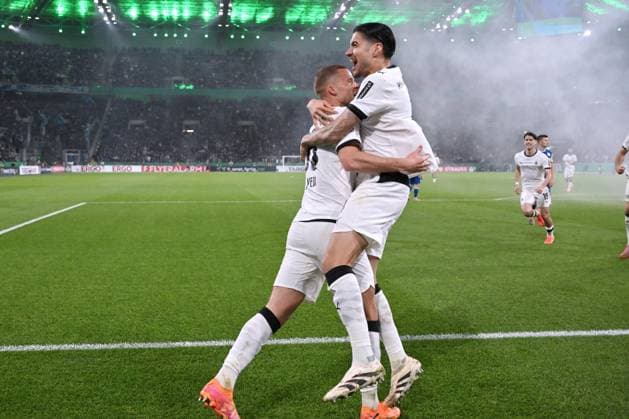Jubel 2 0, Nico Elvedi Borussia Moenchengladbach , Kevin Diks Borussia Moenchengladbach , v li 28 10 2025, Fußball DFB Pokal, Saison 2025 2026, 2 Runde, Borussia Mönchengladbach Karlsruher SC 3 1 DFB regulations prohibit any use of photographs as image sequences and or quasi video Moenchengladbach Borussia Park Nordrhein Westfalen Germany Team2