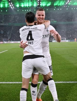 Jubel 2 0, Nico Elvedi Borussia Moenchengladbach , Kevin Diks Borussia Moenchengladbach , v re 28 10 2025, Fußball DFB Pokal, Saison 2025 2026, 2 Runde, Borussia Mönchengladbach Karlsruher SC 3 1 DFB regulations prohibit any use of photographs as image sequences and or quasi video Moenchengladbach Borussia Park Nordrhein Westfalen Germany Team2