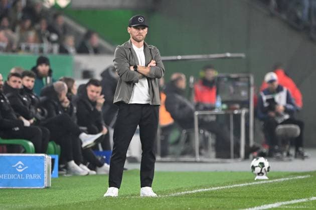 Coach Eugen POLANSKI MG watches the match Football, DFB Pokal, 2 Hauptrunde, Borussia Moenchengladbach MG Karlsruher SC KA 3 1 on 28 10 2025 at Borussiapark Moenchengladbach Germany DFL regulations prohibit any use of photographs as image sequences and or quasi video Â