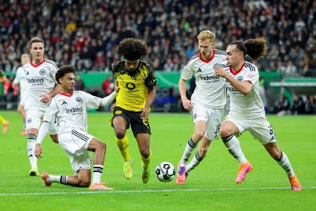 Mario Goetze (Eintracht Frankfurt), Nathaniel Brown (Eintracht Frankfurt), Karim Adeyemi (Borussia Dortmund), Rasmus Kristensen (Eintracht Frankfurt) und Arthur Theate (Eintracht Frankfurt) kaempfen um den Ball, DFB-Pokal, Eintracht Frankfurt v Borussia Dortmund, Deutsche Bank Park am 28. October 2025 in Frankfurt, Deutschland. (Foto von Marco Steinbrenner DeFodi Images) Mario Goetze (Eintracht Frankfurt), Nathaniel Brown (Eintracht Frankfurt), Karim Adeyemi (Borussia Dortmund), Rasmus Kristensen (Eintracht Frankfurt) und Arthur Theate (Eintracht Frankfurt) battle for the ball, DFB-Pokal, Eintracht Frankfurt v Borussia Dortmund, Deutsche Bank Park, October 28, 2025 in Frankfurt, Germany. (Photo by Marco Steinbrenner DeFodi Images) DFB DFL REGULATIONS PROHIBIT ANY USE OF PHOTOGRAPHS AS IMAGE SEQUENCES AND OR QUASI-VIDEO. Mario Goetze Eintracht Frankfurt , Nathaniel Brown Eintracht Frankfurt , Karim Adeyemi Borussia Dortmund , Rasmus Kristensen Eintracht Frankfurt and Arthur Theate Eintracht Frankfurt battle for the ball, DFB Pokal, Eintracht Frankfurt v Borussia Dortmund, Deutsche Bank Park on October 28, 2025 in Frankfurt, Germany Photo by Marco Steinbrenner DeFodi Images Mario Goetze Eintracht Frankfurt , Nathaniel Brown Eintracht Frankfurt , Karim Adeyemi Borussia Dortmund , Rasmus Kristensen Eintracht Frankfurt and Arthur Theate Eintracht Frankfurt battle for the ball, DFB Pokal, Eintracht Frankfurt v Borussia Dortmund, Deutsche Bank Park, October 28, 2025 in Frankfurt, Germany Photo by Marco Steinbrenner DeFodi Images DFB DFL REGULATIONS PROHIBIT ANY USE OF PHOTOGRAPHS AS IMAGE SEQUENCES AND OR QUASI VIDEO