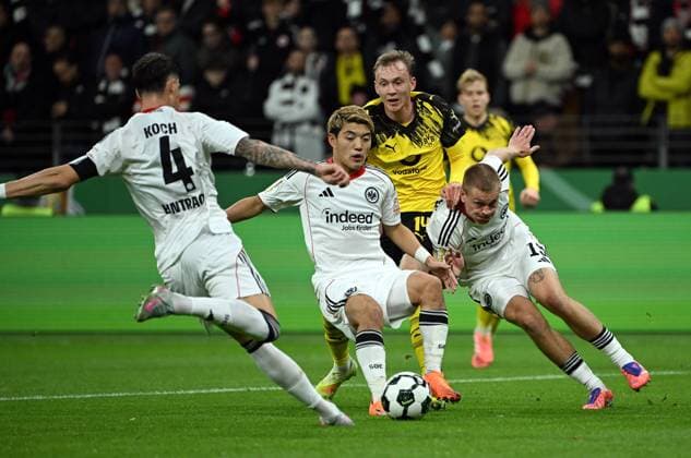 28 10 2025, xjhx, Fußball DFB Pokal 2 Runde, Eintracht Frankfurt Borussia Dortmund v l Robin Koch Eintracht Frankfurt , Ritsu Doan Eintracht Frankfurt ,Maximilian Beier Borussia Dortmund , Rasmus Kristensen Eintracht Frankfurt DFL DFB REGULATIONS PROHIBIT ANY USE OF PHOTOGRAPHS as IMAGE SEQUENCES and or QUASI VIDEO Frankfurt am Main