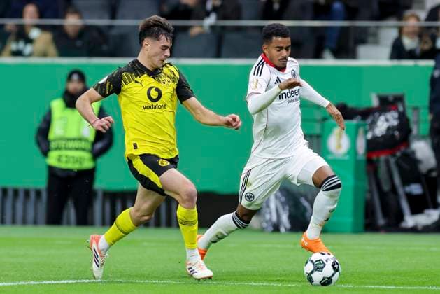 Aaron Anselmino (Borussia Dortmund) und Ansgar Knauff (Eintracht Frankfurt) kaempfen um den Ball, DFB-Pokal, Eintracht Frankfurt v Borussia Dortmund, Deutsche Bank Park am 28. October 2025 in Frankfurt, Deutschland. (Foto von Marco Steinbrenner DeFodi Images) Aaron Anselmino (Borussia Dortmund) und Ansgar Knauff (Eintracht Frankfurt) battle for the ball, DFB-Pokal, Eintracht Frankfurt v Borussia Dortmund, Deutsche Bank Park, October 28, 2025 in Frankfurt, Germany. (Photo by Marco Steinbrenner DeFodi Images) DFB DFL REGULATIONS PROHIBIT ANY USE OF PHOTOGRAPHS AS IMAGE SEQUENCES AND OR QUASI-VIDEO. Aaron Anselmino Borussia Dortmund and Ansgar Knauff Eintracht Frankfurt battle for the ball, DFB Pokal, Eintracht Frankfurt v Borussia Dortmund, Deutsche Bank Park, October 28, 2025 in Frankfurt, Germany Photo by Marco Steinbrenner DeFodi Images Aaron Anselmino Borussia Dortmund and Ansgar Knauff Eintracht Frankfurt battle for the ball, DFB Pokal, Eintracht Frankfurt v Borussia Dortmund, Deutsche Bank Park, October 28, 2025 in Frankfurt, Germany Photo by Marco Steinbrenner DeFodi Images DFB DFL REGULATIONS PROHIBIT ANY USE OF PHOTOGRAPHS AS IMAGE SEQUENCES AND OR QUASI VIDEO