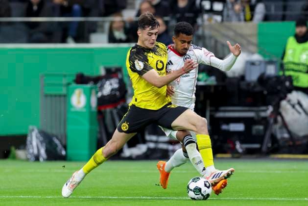Aaron Anselmino (Borussia Dortmund) und Ansgar Knauff (Eintracht Frankfurt) kaempfen um den Ball, DFB-Pokal, Eintracht Frankfurt v Borussia Dortmund, Deutsche Bank Park am 28. October 2025 in Frankfurt, Deutschland. (Foto von Marco Steinbrenner DeFodi Images) Aaron Anselmino (Borussia Dortmund) und Ansgar Knauff (Eintracht Frankfurt) battle for the ball, DFB-Pokal, Eintracht Frankfurt v Borussia Dortmund, Deutsche Bank Park, October 28, 2025 in Frankfurt, Germany. (Photo by Marco Steinbrenner DeFodi Images) DFB DFL REGULATIONS PROHIBIT ANY USE OF PHOTOGRAPHS AS IMAGE SEQUENCES AND OR QUASI-VIDEO. Aaron Anselmino Borussia Dortmund and Ansgar Knauff Eintracht Frankfurt battle for the ball, DFB Pokal, Eintracht Frankfurt v Borussia Dortmund, Deutsche Bank Park, October 28, 2025 in Frankfurt, Germany Photo by Marco Steinbrenner DeFodi Images Aaron Anselmino Borussia Dortmund and Ansgar Knauff Eintracht Frankfurt battle for the ball, DFB Pokal, Eintracht Frankfurt v Borussia Dortmund, Deutsche Bank Park, October 28, 2025 in Frankfurt, Germany Photo by Marco Steinbrenner DeFodi Images DFB DFL REGULATIONS PROHIBIT ANY USE OF PHOTOGRAPHS AS IMAGE SEQUENCES AND OR QUASI VIDEO
