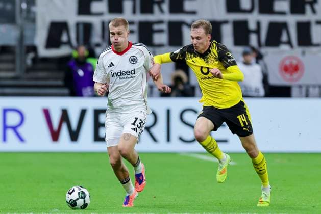 Rasmus Kristensen (Eintracht Frankfurt) und Maximilian Beier (Borussia Dortmund) kaempfen um den Ball, DFB-Pokal, Eintracht Frankfurt v Borussia Dortmund, Deutsche Bank Park am 28. October 2025 in Frankfurt, Deutschland. (Foto von Marco Steinbrenner DeFodi Images) Rasmus Kristensen (Eintracht Frankfurt) und Maximilian Beier (Borussia Dortmund) battle for the ball, DFB-Pokal, Eintracht Frankfurt v Borussia Dortmund, Deutsche Bank Park, October 28, 2025 in Frankfurt, Germany. (Photo by Marco Steinbrenner DeFodi Images) DFB DFL REGULATIONS PROHIBIT ANY USE OF PHOTOGRAPHS AS IMAGE SEQUENCES AND OR QUASI-VIDEO. Rasmus Kristensen Eintracht Frankfurt and Maximilian Beier Borussia Dortmund battle for the ball, DFB Pokal, Eintracht Frankfurt v Borussia Dortmund, Deutsche Bank Park, October 28, 2025 in Frankfurt, Germany Photo by Marco Steinbrenner DeFodi Images Rasmus Kristensen Eintracht Frankfurt and Maximilian Beier Borussia Dortmund battle for the ball, DFB Pokal, Eintracht Frankfurt v Borussia Dortmund, Deutsche Bank Park, October 28, 2025 in Frankfurt, Germany Photo by Marco Steinbrenner DeFodi Images DFB DFL REGULATIONS PROHIBIT ANY USE OF PHOTOGRAPHS AS IMAGE SEQUENCES AND OR QUASI VIDEO