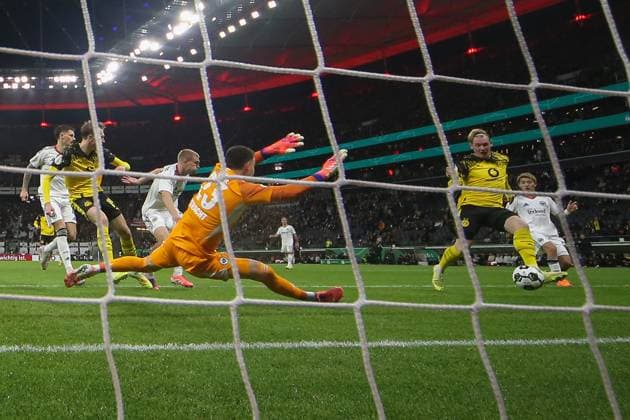 Soccer DFB Cup Eintracht Frankfurt Borussia Dortmund on 28 10 2025 at Deutsche Bank Park in Frankfurt Julian Brandt Dortmund 10 scores the goal against goalkeeper Michael Zetterer Frankfurt 23 to make it 1 - 1 MH