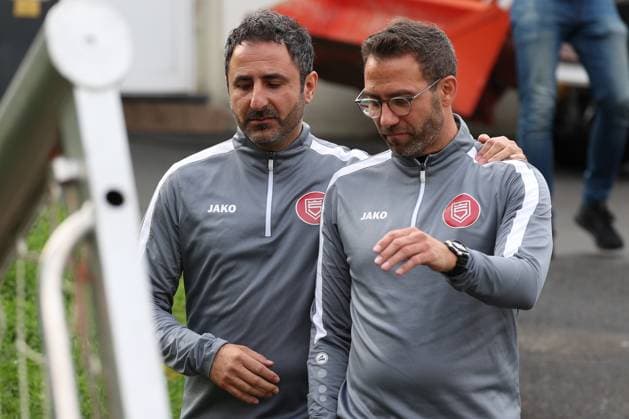 Co-coach Mohamed Aslan SI SI left and coach Boris Schommers SI right training of Sportfreunde Siegen on the artificial turf pitch at Leimbachstadion Soccer Regionalliga West, training, Sportfreunde Siegen, on 29 10 2025 in Siegen Germany