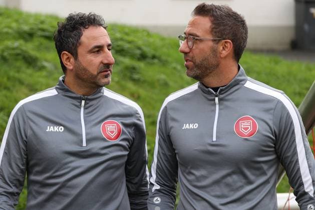 Co-coach Mohamed Aslan SI SI left and coach Boris Schommers SI right training of Sportfreunde Siegen on the artificial turf pitch at Leimbachstadion Soccer Regionalliga West, training, Sportfreunde Siegen, on 29 10 2025 in Siegen Germany
