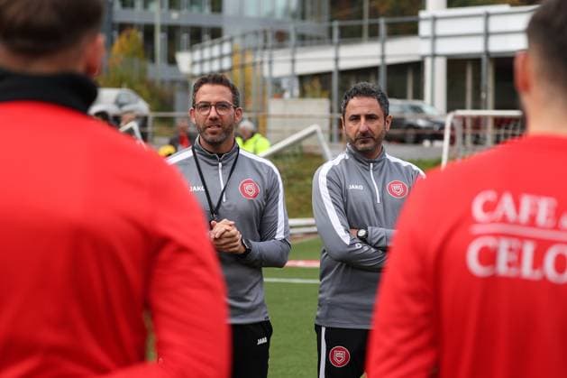 Coach Boris Schommers SI left and co-coach Mohamed Aslan SI right training of Sportfreunde Siegen on the artificial turf pitch at Leimbachstadion Soccer Regionalliga West, training, Sportfreunde Siegen, on 29 10 2025 in Siegen Germany